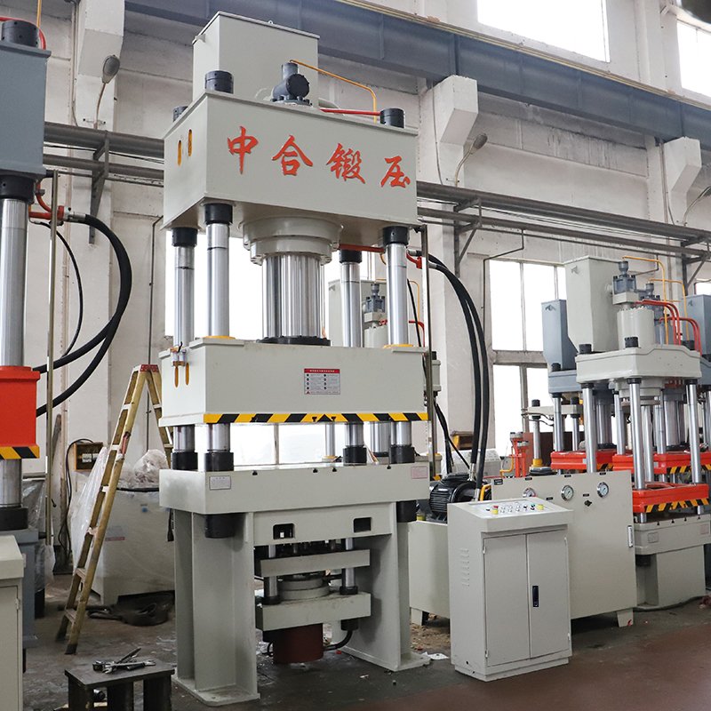 500噸液壓墊拉伸液壓機(jī)車(chē)間試機(jī)